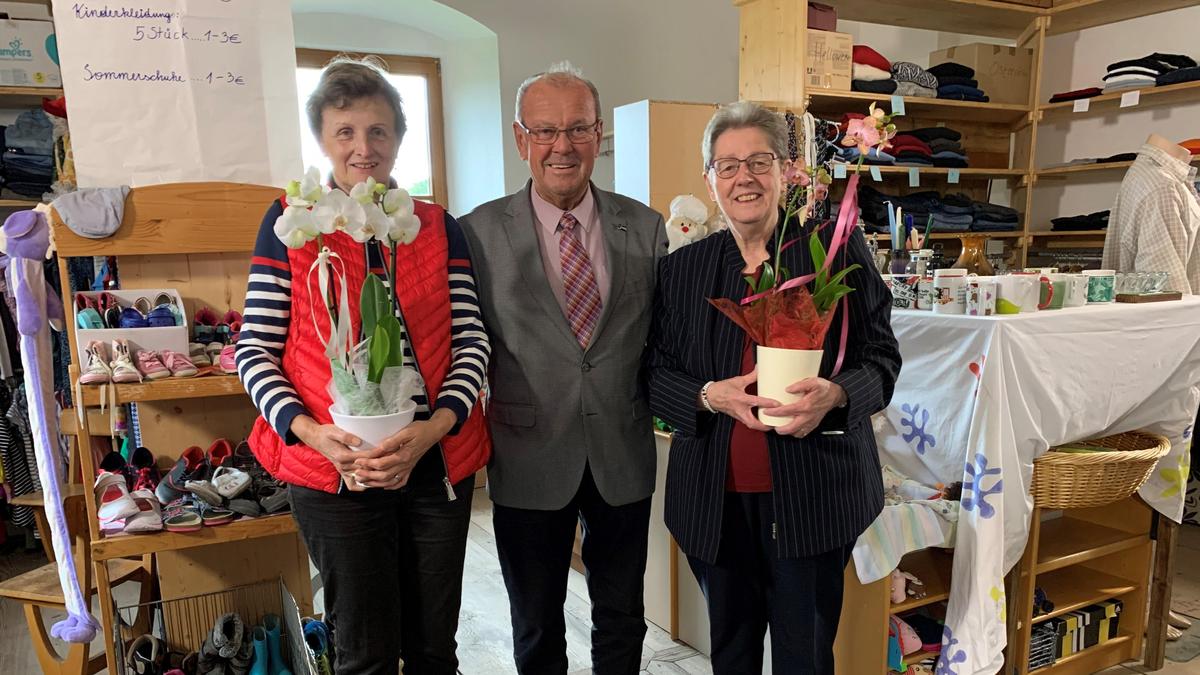 Margit Neubauer, Bürgermeister Karl Dobnigg und Hermine Hermann (von links)