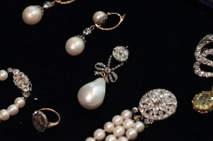 Das Auktionshaus Sotheby's verkaufte weitere Stücke aus der königlichen Sammlung. Besonders teuer verkauft wurden neben dem Perlenanhänger auch ein dreireihiges Perlencollier mit diamantenbesetzter Schnalle (1,67 Millionen Euro) sowie eine mit Diamanten besetzte Brosche (1,54 Millionen Euro).