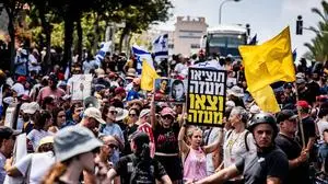 Nationwide protests and a general strike in Tel Aviv, Israel - 17 Aug 2025 Israeli protestors hold up a sign that reads in Hebrew Get them out of Gaza, and Exit Gaza during a demonstration. They call on Israeli Prime Minister Benjamin Netanyahu to end the war in Gaza and to release all 50 Israeli hostages held by Hamas since October 7 2023. In what was the biggest day of national mobilization, over a million people poured into the streets around the country to demand a Hostage release deal and an end to the war in Gaza. Tel Aviv Israel Copyright: xEyalxwarshavskyx/xSOPAxImagesx EWarshavsky250817ew025