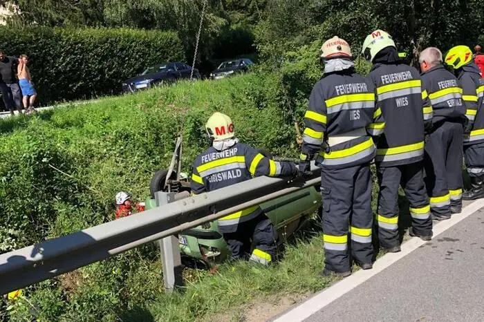 Als er im Kreuzungsbereich mit dem Etzendorfweg nach links einbog, setzte eine nachkommende 73-jährige Pkw-Lenkerin, ebenso aus dem Bezirk Deutschlandsberg, gerade zum Überholen an. 