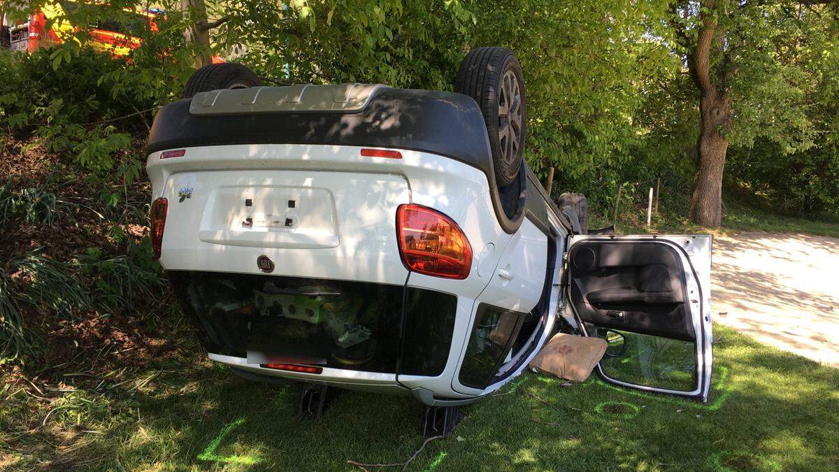 Das Fahrzeug blieb auf einem Golfplatz am Dach liegen