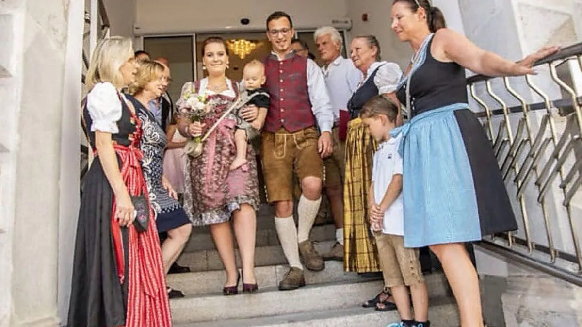 Das frischvermählte Brautpaar schreitet in Tracht aus dem Villacher Standesamt 