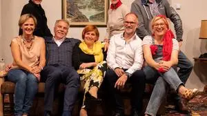 Maximilian Theiss (vorne im weißen Hemd), dahinter Heinz Luger mit Akteuren der Markusbühne 