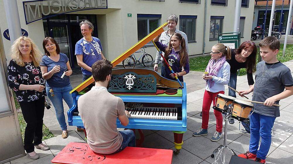 Auf dem bunten Klavier kann noch bis 8. Mai vor der Musikschule Weiz aufgespielt werden