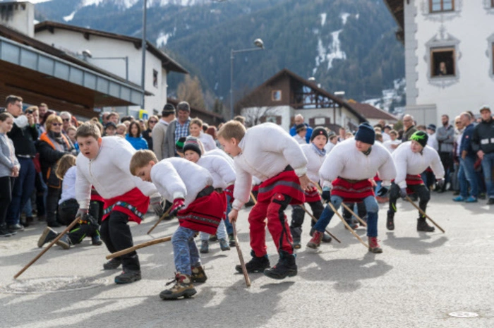 Axamer Wampelerreiten, Tirol. Am “Unsinnigen Donnerstag” vor Faschingsonntag trotten junge Burschen in ausgestopften weißen Leinenhemden durch die Tiroler Gemeinde Axams. Den Namen verdienen sich die sogenannten “Wampeler” durch ihren dicken Heu-Bauch. Ihre Gegner, die Reiter, versuchen die Wampeler auf den Rücken zu legen. Jener Wampeler, dessen Rücken am Ende des Spektakels am saubersten ist, gewinnt.