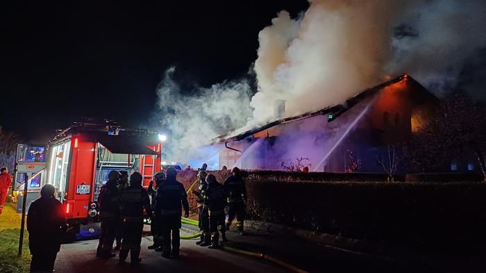 Mitglieder von sieben Feuerwehren rückten den Flammen zu Leibe