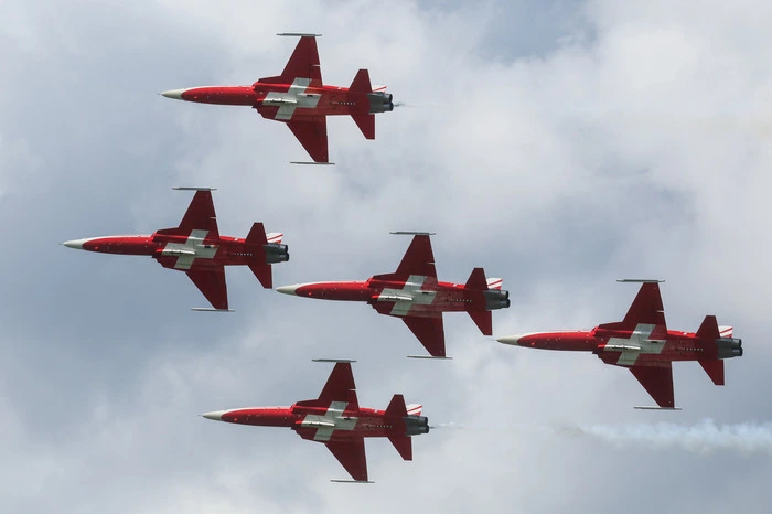 Bild zeigt Flugzeug, Flieger, Patrouille Suisse,