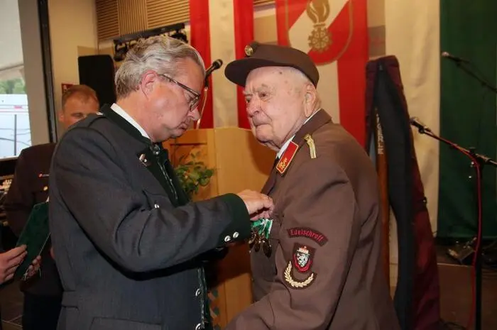Unter ihnen auch Rudolf Nestler, der seit 70 Jahren Mitglied der Feuerwehr Edelschrott ist. 