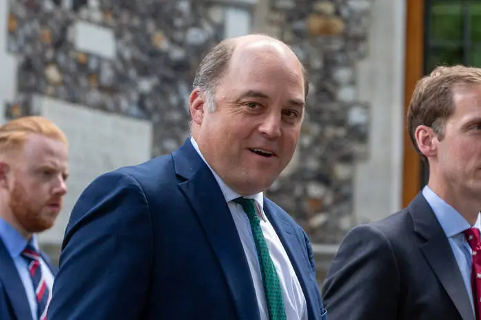 BEN WALLACE (52), der britische Verteidigungsminister, gilt ebenfalls als aussichtsreicher Kandidat für die Johnson-Nachfolge. Er machte sich, mit seiner ruhigen Art bei vielen Tories beliebt während der Evakuierung Afghanistans. Auch sein beherrschtes Agieren in der Ukraine-Krise, im Kontrast zu den bombastischen Auftritten des Premierministers, verschaffte ihm Respekt. 