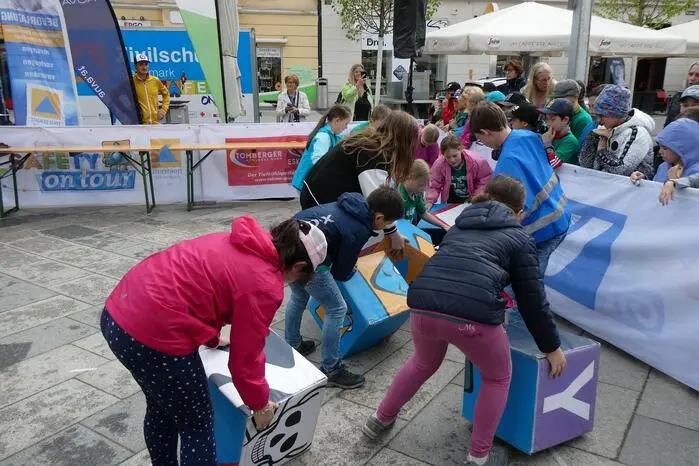 In vier abwechslungsreichen Bewerben – dem Überlebensquiz, dem Gefahrenstoff-Würfelpuzzle, dem Spiel für Lebensretter sowie dem Löschbewerb mit Kübelspritzen – zeigten die Schülerinnen und Schüler Teamgeist, Köpfchen und praktisches Können.