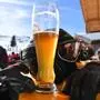 ABD0017_20190207 - SALZBURG - ÖSTERREICH: ++ THEMENBILD ++ Illustration zum Thema "Skifahren / Wintersport / Wintertourismus / Alkohol": Ein Glas Bier auf einer Skihütte, am Mittwoch, 6. Februar 2019. - FOTO: APA/BARBARA GINDL