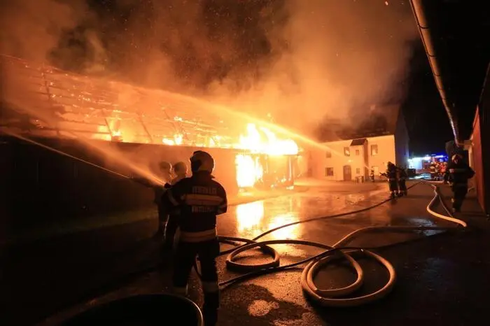 Nachdem der Notruf in der Landesleitzentrale in Lebring eingegangen war, trafen im Minutentakt neben der Ortsfeuerwehr Kobenz die Wehren aus Seckau, St. Marein, Knittelfeld, Feistritz, Apfelberg und St. Margarethen ein.