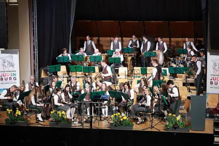 Besonders Applaus erhielten das Medley „80er Kult(tour)“ und die Solopolka „Freunde fürs Leben“, dargeboten von Franz Sattler und Andreas Gollner.
