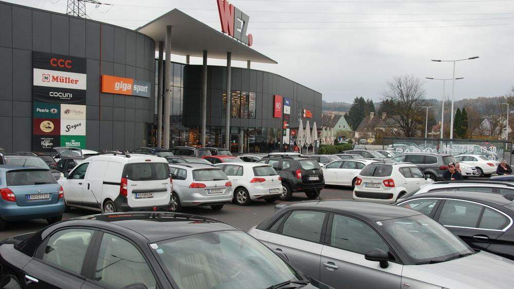 Der Parkplatz vor dem Wez in Bärnbach war am Montag Vormittag stark frequentiert