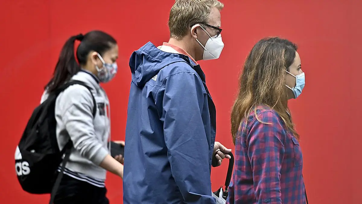 ABD0055_20200718 - WIEN - ÖSTERREICH: ++ THEMENBILD ++ Illustration zum Thema "Coronavirus / Schutzmasken / MNS-Tragepflicht / Maskenpflicht": Passanten am Samstag, 18. Juli 2020, auf der Mariahilferstraße in Wien. - FOTO: APA/HERBERT NEUBAUER