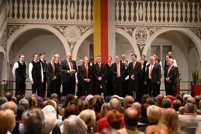 Der Männerchor Oktet Suha geleitet von Iztok Kocen, Obmann Jokej Logar.