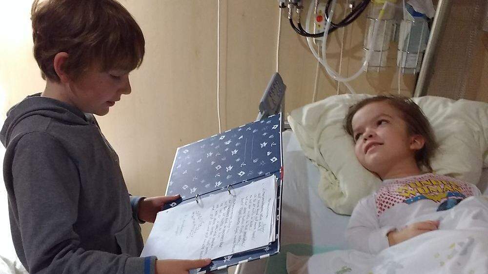 Der jüngere Bruder Philipp las seiner Schwester im Krankenhaus vor