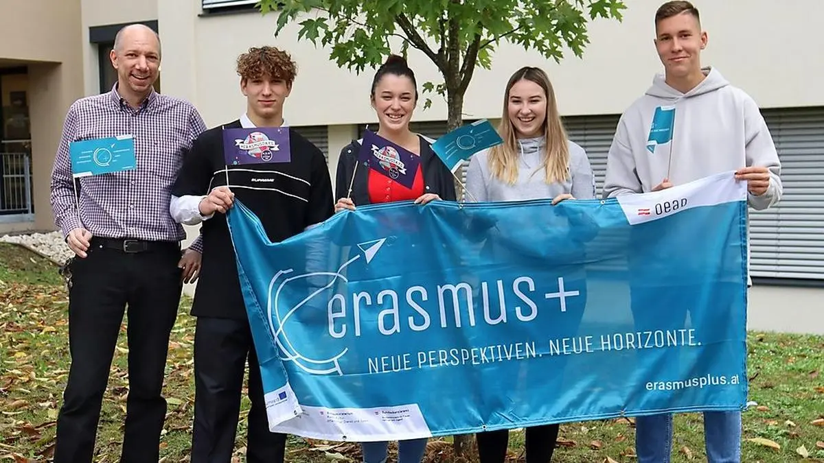 Erasmus+-Koordinator Aleksander Lukan mit Schülerinnen und Schülern, die den Schritt ins Ausland gehen werden
