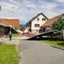 In Hof bei Straden riss der Sturm die Seitenwand einer Scheune um, diese fiel auf das Wohnhaus