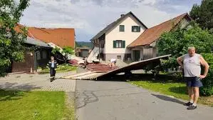 In Hof bei Straden riss der Sturm die Seitenwand einer Scheune um, diese fiel auf das Wohnhaus