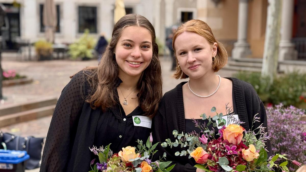 Von links: Anna-Lena Huber und Hannah Gößnitzer sind im zweiten Lehrjahr und verstehen sich als Künstlerinnen