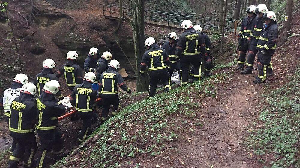 26 Mitglieder der Freiwilligen Feuerwehr Pöllau bargen den Mann mittels Schaufel- und Korbtrage