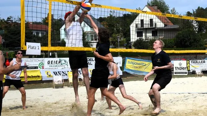 40 Hobby-Mannschaften folgten der Einladung des Freizeitclubs Bad Waltersdorf zum mittlerweile 29.  Beachvolleyball-Turnier. Dabei wurde auf sieben Spielfeldern in über 150 Matches spannender und hochklassiger Volleyball-Sport geboten. 