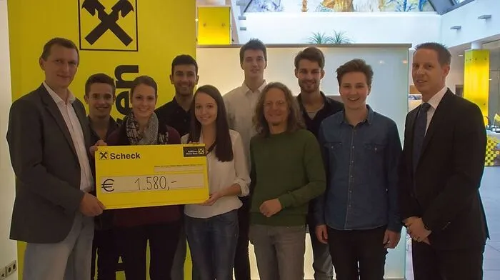 tefan Schrott (Obmann Jugendzentrum Lienz), Alexander Schneider, Victoria Gailer, Alim Yürekli, Sarah Thaler, Patrick Bergmeister, Wolfgang Walder (Geschäftsführer Jugendzentrum), Maximilian Hoy, Florian Eder und Bakk. Michael Steinlechner (Raika Lienz)