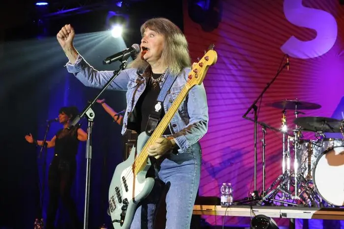 Mit ungebrochener Energie und jeder Menge Rock‘n‘Roll begeisterte die legendäre US-Musikerin am Sonntagabend das Publikum in Finkenstein. Die 76-jährige Rockikone bewies eindrucksvoll, warum sie seit Jahrzehnten zu den prägendsten Künstlerinnen der internationalen Rockszene zählt. 