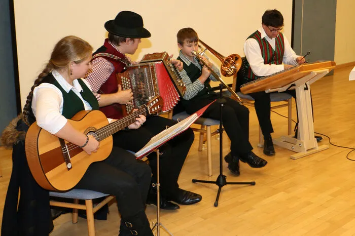 Die Familienmusik Rinner spielte in altbewährter Weise auf und Waltraud Mlakar trug eine Geschichte von Karl Heinrich Waggerl und Gedichte vor.