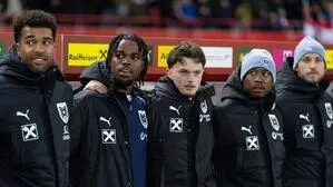 Wurden sofort in das Nationalteam eingegliedert: Carney Chukwuemeka (2. v. l.) und Paul Wanner (Mitte)