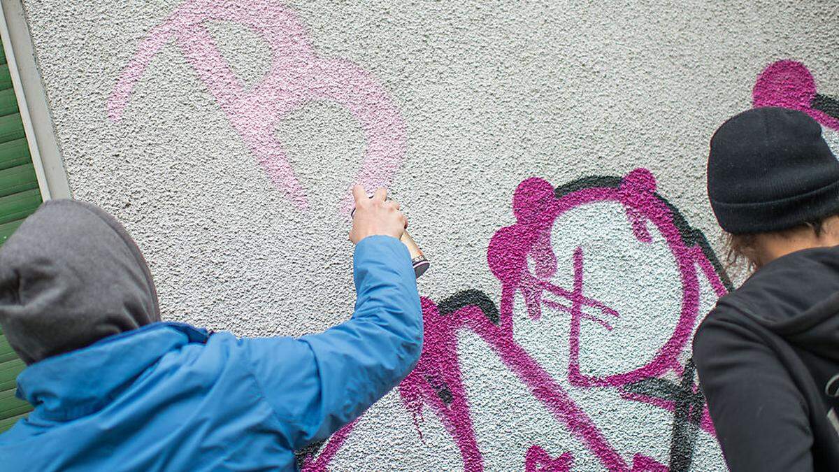 Unbekannte Täter besprühten die Fassade eines Gebäudes mit Graffiti (Sujetbild)