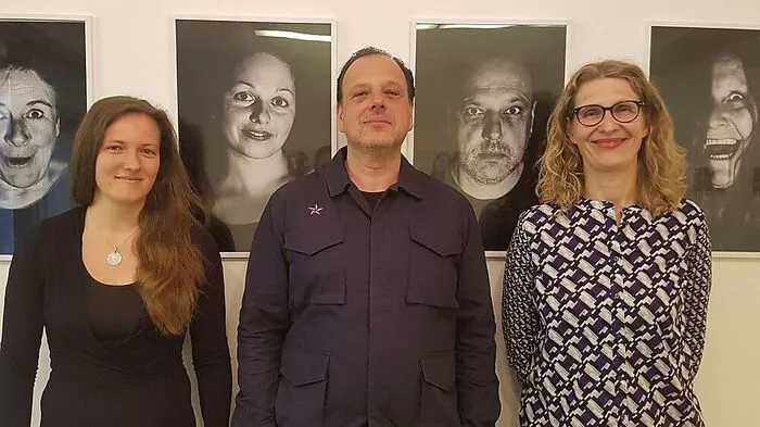 Fotografin Judith Barfuss (links) begleitet das Ensemble von Beginn an. Ferdinand Nagele und Anita Winkler managen den „Stadl“