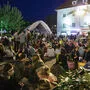 Auf dem Mariahilferplatz trafen sich Massen und warteten auf die Videos fürs TanzKaraoke.