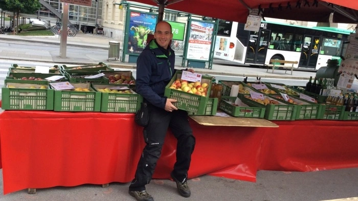Edi Laposa, Obstbauer aus Eggersdorf, verkauft Beeren und Äpfel am Kaiser-Josef-Markt.
