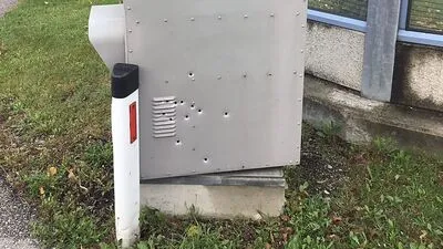 Einschusslöcher im Radarkasten
