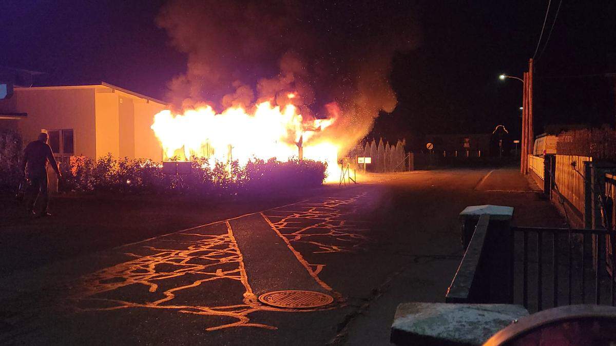 Unter schwerem Atemschutz konnten die Feuerwehren den Brand löschen