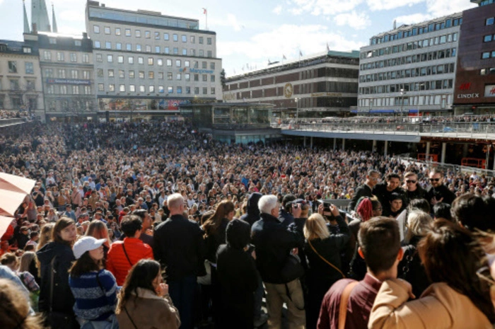 2014 hatte er einige Live-Auftritte abgesagt, weil er sich die Gallenblase und den Blinddarm entfernen ließ. 2016 verabschiedete er sich aus dem Musikgeschäft.