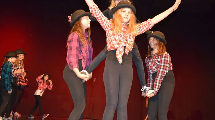 Die Schüler tanzten, spielten und sangen mit viel Engagement.