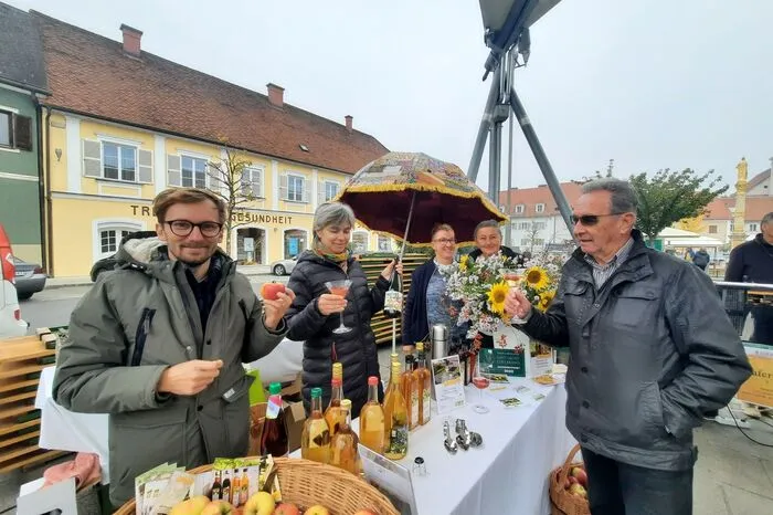 Am Biostand von Eva Riegl können Apfelsaft- und Apfel-Ciderspezialitäten verkostet werden.