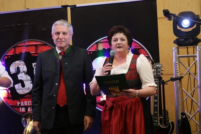 Direktor Herbert Brunner und Fachbereichsleiterin Barbara Hasenbichler eröffneten gemeinsam den Ball