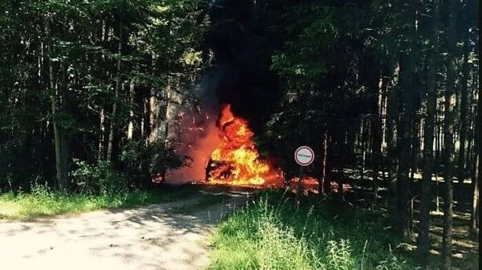 Die Flammen griffen bereits auf einige Bäume über