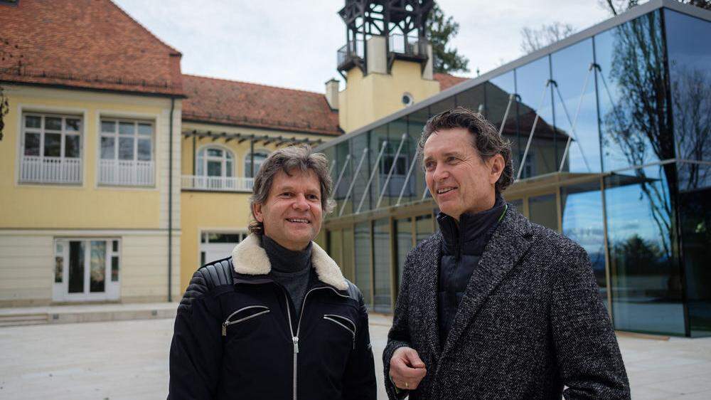 Manfred Mosbacher und Wolfgang Nusshold vor dem Schloss 	