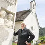 Simon Kadras lehnt die Hand an eine Kirche. | Simon Kadras wird 93