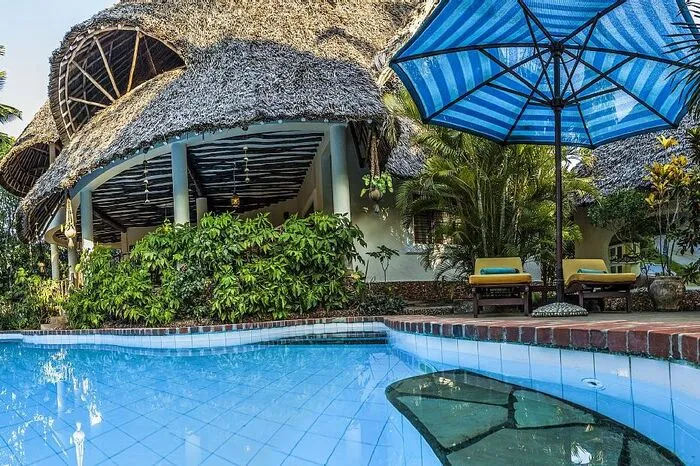 Frische afrikanische Küche in Kenia. In der Villa Madagaskar am Diani Beach, nahe der StadtMombasa, verwöhnt Koch Ali mit afrikanischer oder aucheuropäischer Küche – je nach Vorlieben der Urlauber. Gernnimmt er Gäste auch mit zum Markt, so dass Inspirationen für das Abendessen gesammelt werden können. Weitere Highlights der wunderschönen Villa, die nur 350 Meter vom Strand entfernt ist: ein großer Pool, eine Wohnterrasse und eine riesige Wohnlandschaft mit zwei Balkonen im Obergeschoss. www.fewo-direkt.de/29740