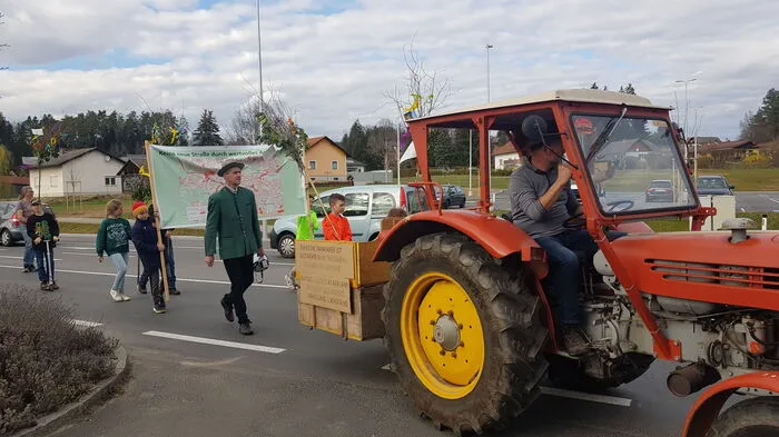 Mehr als 100 Landwirte und Gegner der geplanten B 70 neu zwischen in Söding-St. Johann - zwischen Mooskirchen und Krottendorf-Gaisfeld - marschierten am Dienstag, dem 21. März 2023, auf der Packer Bundesstraße auf.