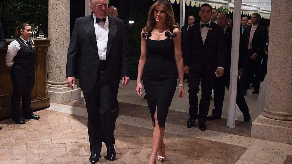 Melania Trump in einem Kleid von Dolce und Gabbana mit &quot;The Donald&quot; 