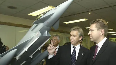 Ex-Verteidigungsminister Herbert Scheibner (links) nach Aufnahme der Vertragsverhandlungen mit EADS-Vorstandsvorsitzendem Aloysius Rauen im Juli 2002: Wer wurde getäuscht, wer hat selbst getäuscht?