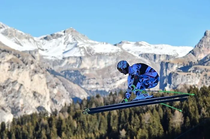 "Da kann es schon einmal sein, dass man im ersten Training ein Formel-1-Auto hernehmen kann, weil es so ruhig ist, und im letzten Training fährt man dann ein Rallye-Auto, weil es schon so unruhig wird." Hannes Reichelt zur Wandelfähigkeit der Kitzbüheler Streif.
