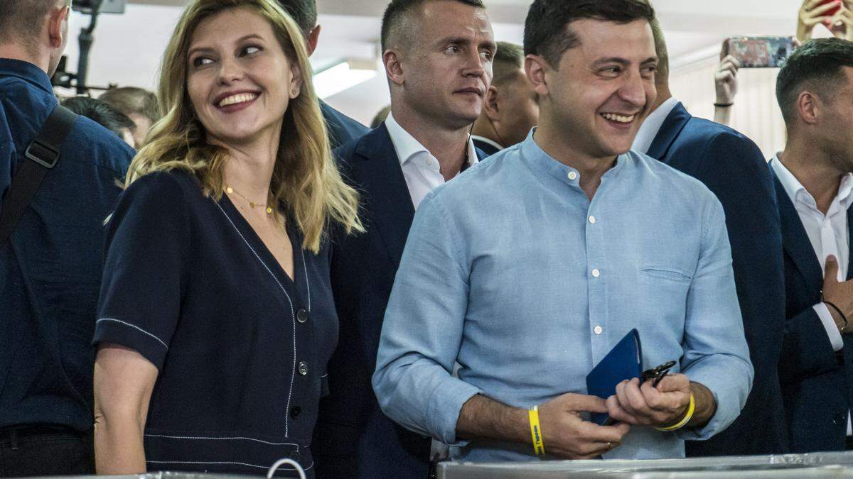 Olena Wolodymyriwna Selenska ist als Ehefrau von Selenskyj seit dem 20. Mai 2019 die First Lady der Ukraine.